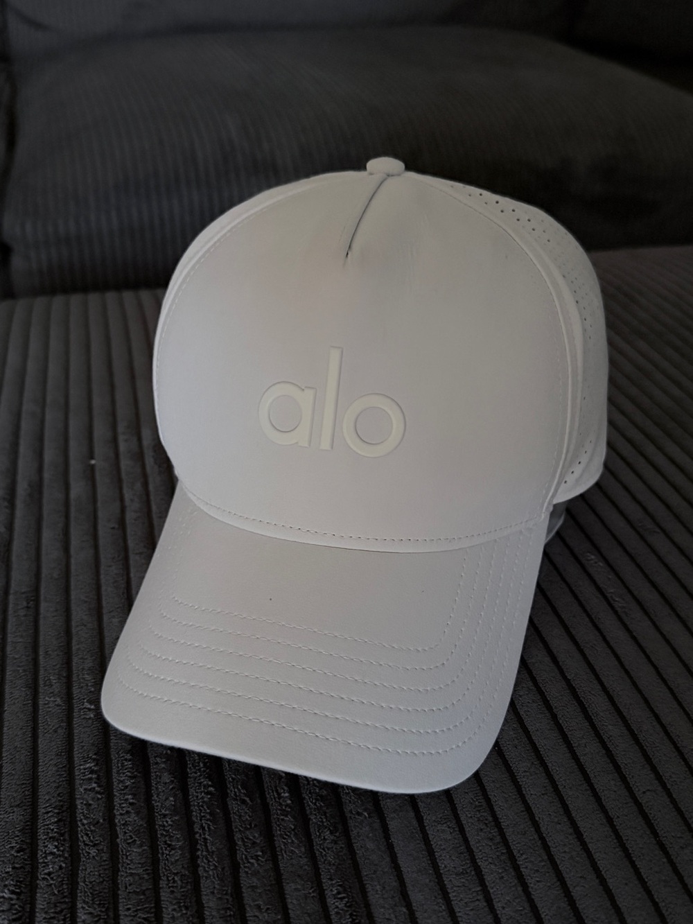 ALO Yoga Men's performance district trucker hat